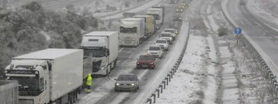 Экстрим в Испании: 500 автомобилей спасли из снежных заносов