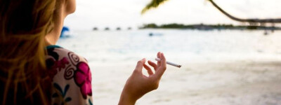 Новый закон об отходах – высокие штрафы за курение на пляже в Испании