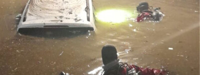 В Матаро пожарные спасли водителя из затонувшего автомобиля