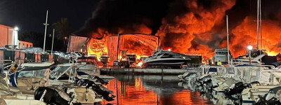 Восемьдесят лодок сгорели в результате сильного пожара в порту Бахадилья в Марбелье