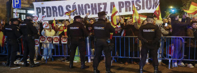 Тысячи людей протестовали против амнистии перед штаб-квартирами PSOE по всей Испании