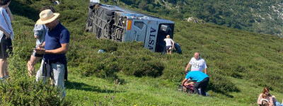 Туристический автобус с 49 людьми попал в серьезную аварию на севере Испании