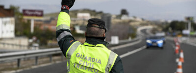 Двое полицейских заключены в тюрьму за приказ трем мужчинам раздеться донага на КПП в Испании