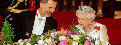 Король Испании Фелипе отдает дань уважения королеве Елизавете II