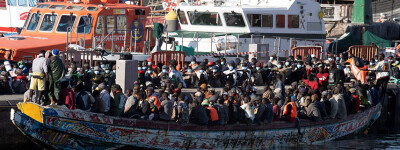 Испания переправляет тысячи мигрантов с Канарских островов на материк