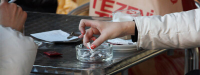 В Испании рассматривают возможность запрета курения на открытых террасах баров