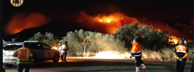 Быстрое распространение лесного пожара Монтитчелво в Валенсии привело к эвакуации городов и деревень