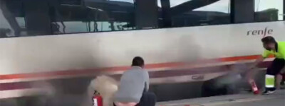 В Мадриде переполненный пассажирский поезд загорелся на ходу
