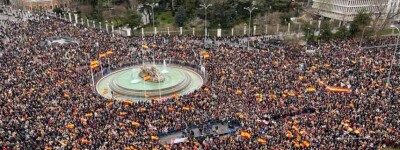 Тысячи людей в Мадриде требовали отставки Санчеса, протестуя против амнистии