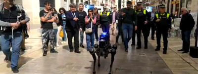 Полиция Малаги демонстрирует своего нового робота-собаку для борьбы с преступностью
