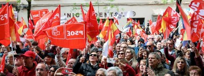 Тысячи людей вышли на митинг в поддержку премьер-министра Испании Педро Санчеса