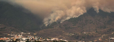 Лесной пожар на Тенерифе вышел из-под контроля, вынуждая людей эвакуироваться