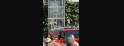 13 человек спасены из стеклянного лифта в Михас-Пуэбло