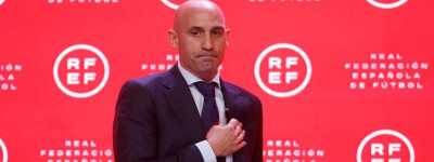 Глава испанской футбольной ассоциации Рубиалес передумал уходить в отставку