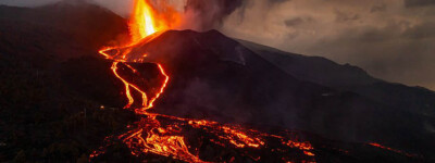 Новый поток лавы из вулкана Ла-Пальма разрушает еще больше домов
