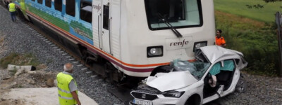 Один человек погиб и двое серьезно ранены в результате столкновения поезда с автомобилем в Луго