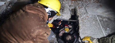 Испанские пожарные спасли двух человек из-под завалов в Турции