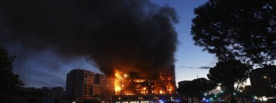 Огромный пожар охватил 14-этажное здание в Валенсии