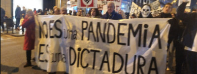 Тысячи людей протестовали в Барселоне и Севилье против «диктатуры здравоохранения»