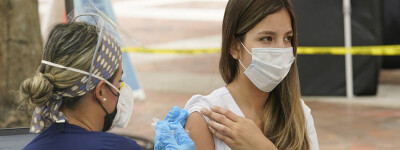 Вакцинация от Covid снижает госпитализации на 75% и количество смертей на 90%