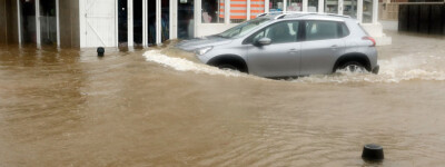 Из-за проливных дождей и штормов в Испании тонут автомобили и закрываются школы