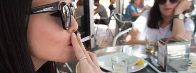 В Барселоне запретят курить на открытых террасах баров