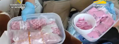 Банда наркоторговцев задержана за крупнейшую в истории Испании партию розового кокаина