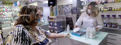 Испания, вероятно, откажется от масок в аптеках и больницах в этом месяце