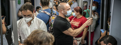 Обязательство носить маски в испанском общественном транспорте почти закончилось