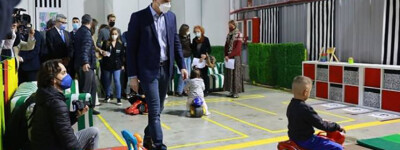 Премьер-министр Испании посетил украинский центр для беженцев в Малаге
