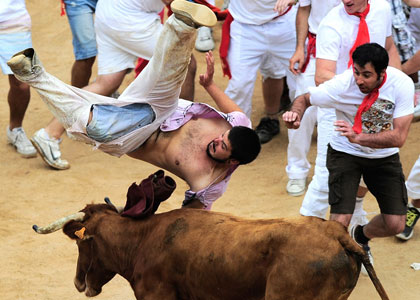Опасность при забеге быков на празднике Сан-Фермин