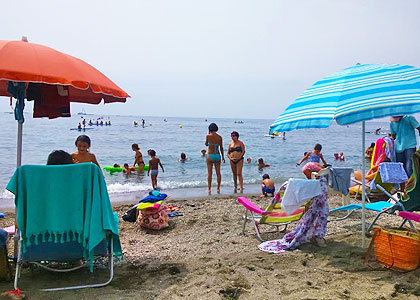 На пляже Playa de Torre del Mar