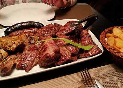 Мясное блюдо в ресторане Parilla Argentina Gardel