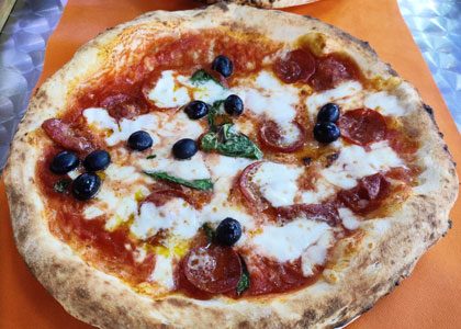Пицца с салями в Pizzeria Fuoco&Pizza