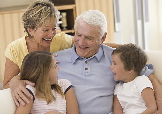 Бабушка и дедушка с внуками
