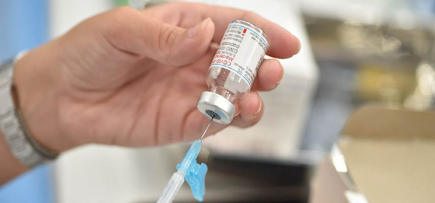 Япония исследует происхождение примесей в вакцине Moderna, произведенной в Испании