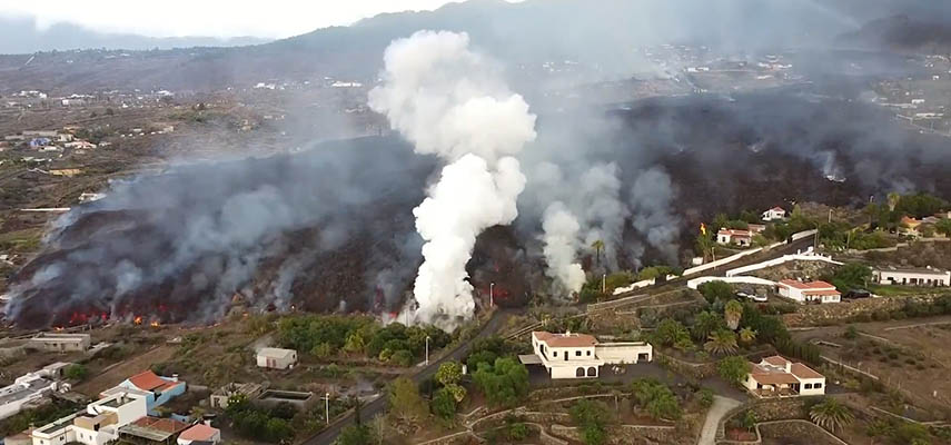 На Ла-Пальме лава разрушает все больше домов, идет эвакуация