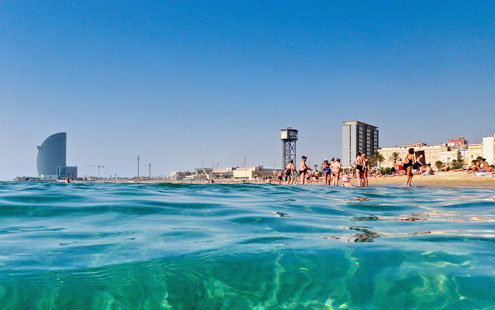 Вода на пляже La Barceloneta