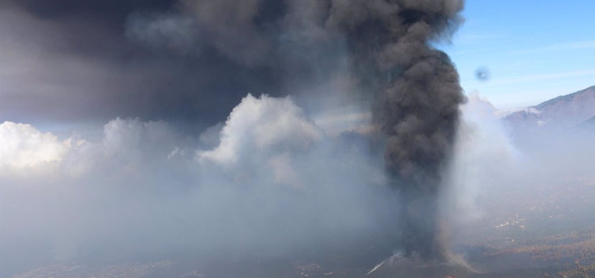 Вулкан на острове Ла-Пальма продолжает извергать лаву и пепел