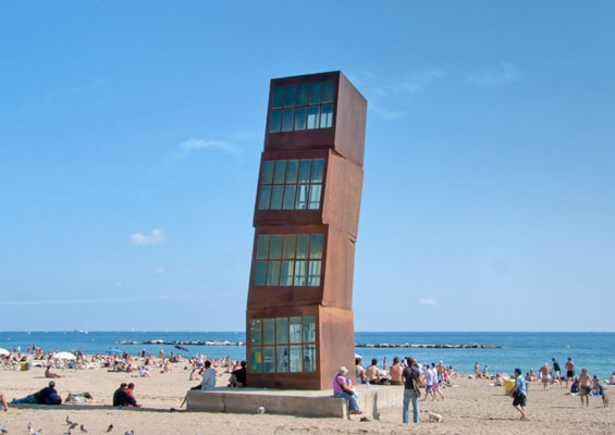 Архитектурная композиция на пляже Барселонета
