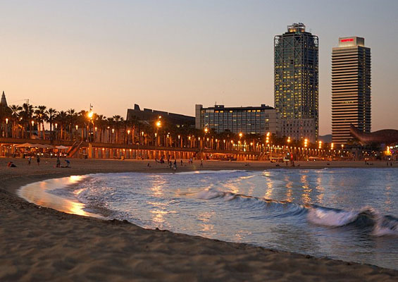 Пляж Барселонета вечером