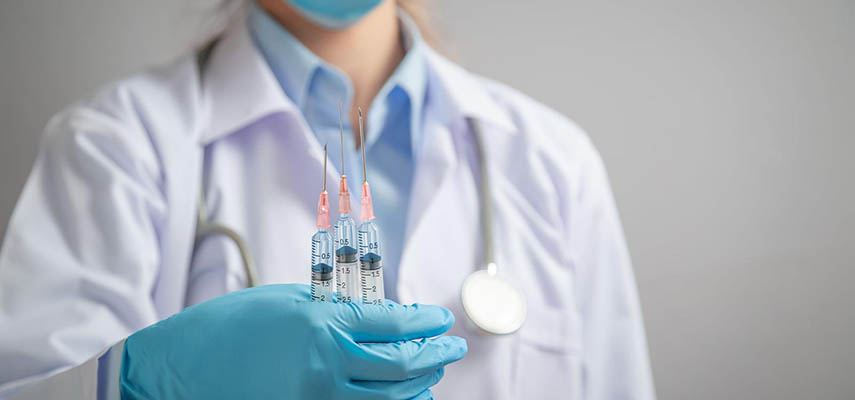 EMA советует вводить бустерные уколы через три месяца после второй дозы вакцины от ковид
