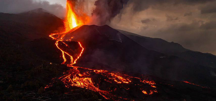 Новый поток лавы из вулкана на острове Ла-Пальма разрушает дома