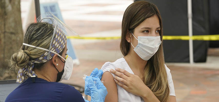 Вакцинация против коронавируса снижает количество госпитализаций и смертей