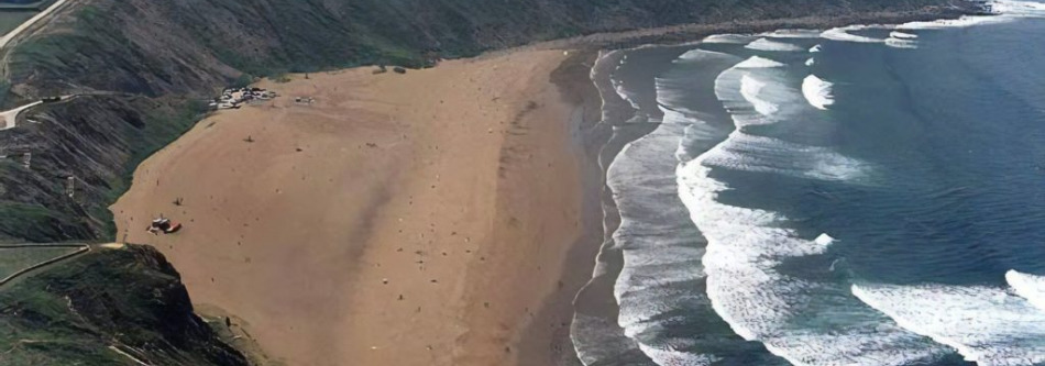 Дикий и каменистый пляж De Barinatxe.