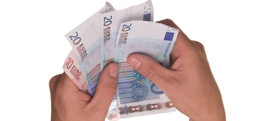 В Испании повысили минимальную заработную плату до 1000 евро в месяц