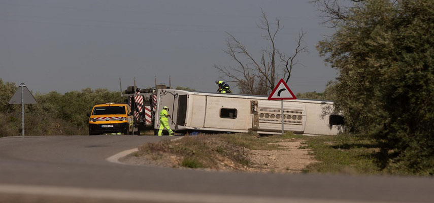 В Педрере перевернулся автобус: два человека погибли, 16 пострадали