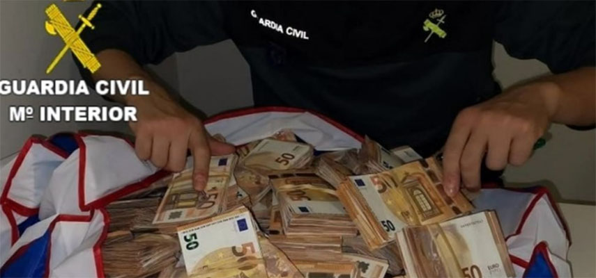 Чемодан с 400 тысячами евро конфисковали сотрудники гражданской гвардии в аэропорту Валенсии