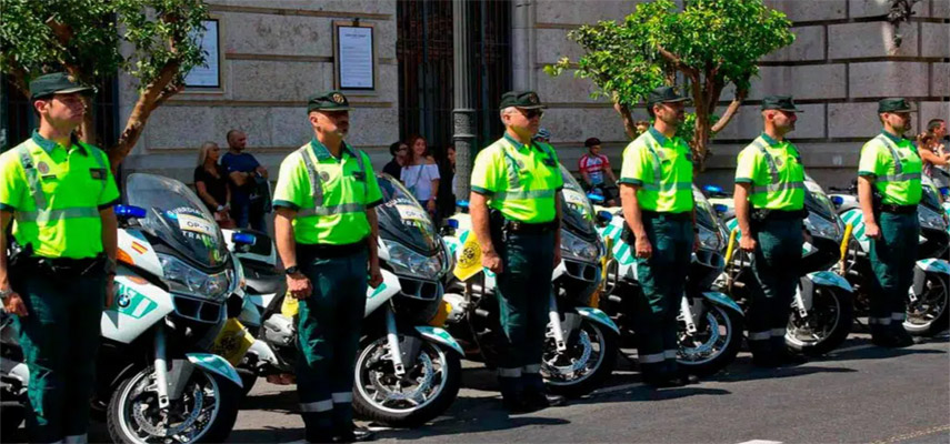 Летом патрулировать испанские дороги будут полицейские на камуфляжных мотоциклах