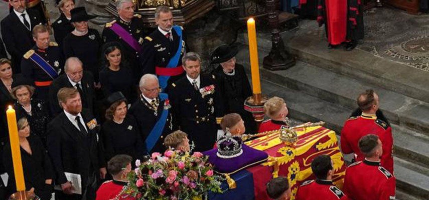 На похоронах Елизаветы II король Фелипе и королева Летиция сидели рядом с Хуаном Карлосом